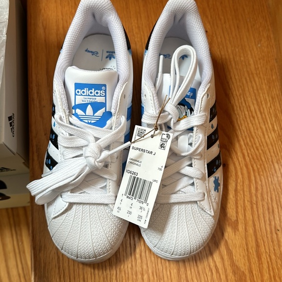 Adidas originals- Disney limited edition new size 4.5 youth - Picture 9 of 9